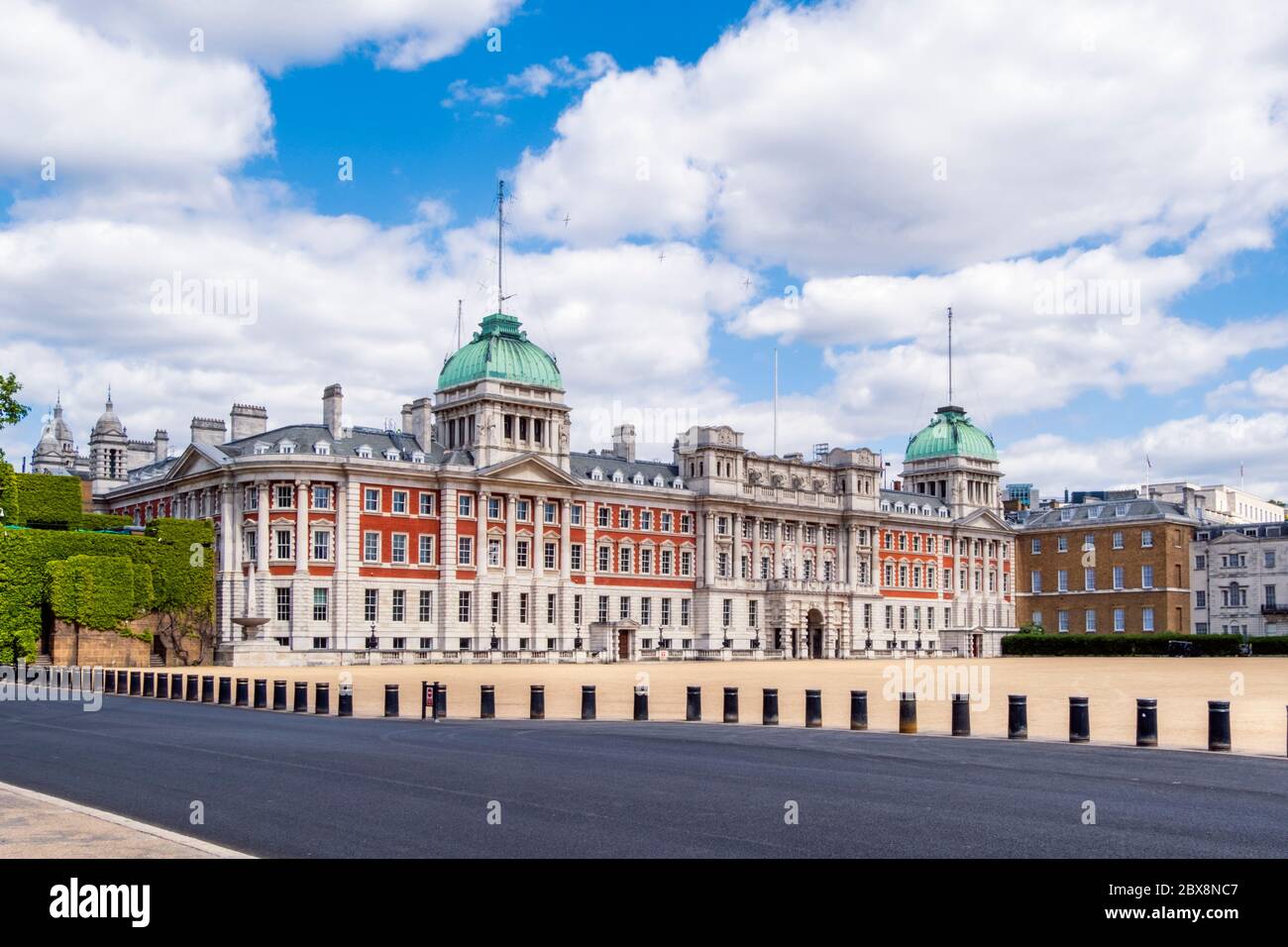 Royaume-Uni, Londres, Westminster, St James Park, parade des gardes à cheval. Admiralty House extension sur Whitehall, actuellement utilisé pour les fonctions du gouvernement britannique Banque D'Images