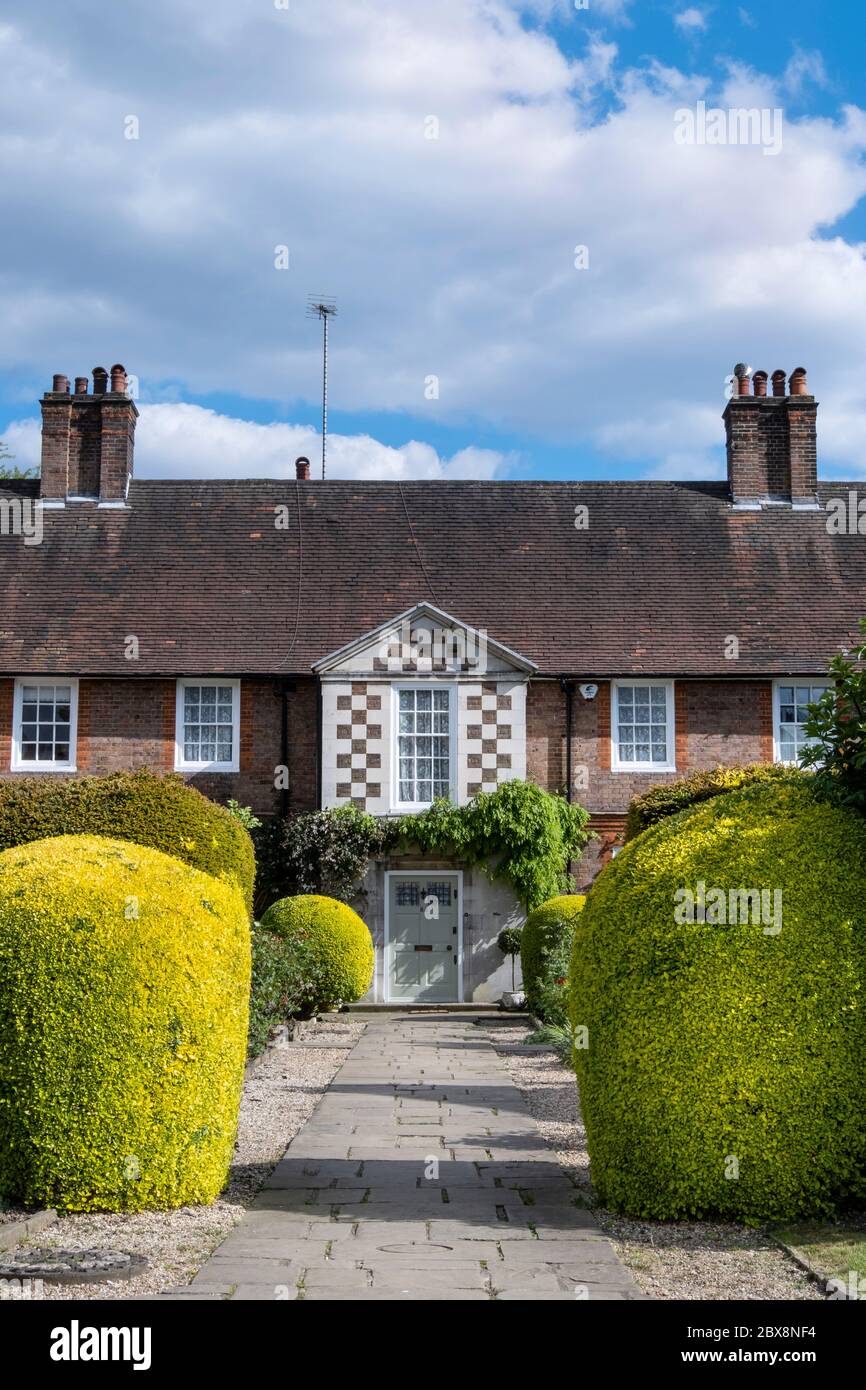 Royaume-Uni, Angleterre, Londres, Corringham Road, NW11, vue des maisons d'art et d'artisanat dans la banlieue de Hampstead Garden Banque D'Images