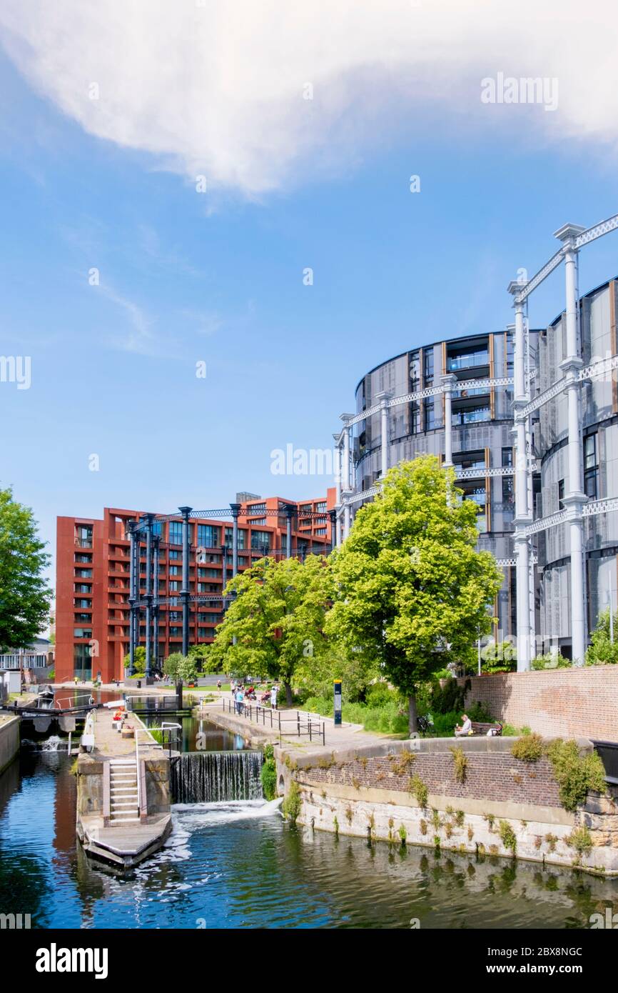 Royaume-Uni, Londres, St Pancras Lock, Regent's Canal. Le développement du parc Gasholder 2019/2020 à Kings Cross par Bell Phillips, WilkinsonEyre et Jonathan Tuckey Banque D'Images