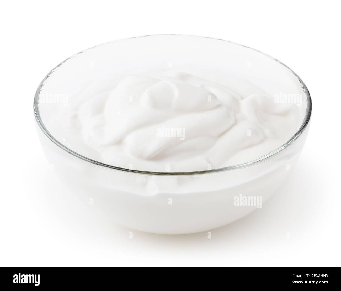 Crème sure dans un bol en verre isolé sur fond blanc avec chemin de découpe Banque D'Images