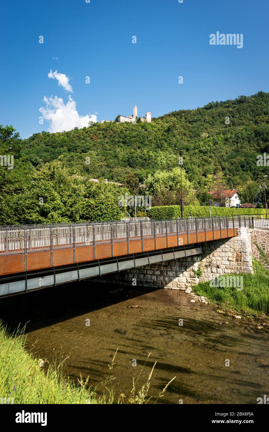 Borgo Valsugana, village de la vallée de Sugana, avec la rivière Brenta et le Castel Telvana, château médiéval du XIIIe siècle. Trentin-Haut-Adige, Italie, UE Banque D'Images