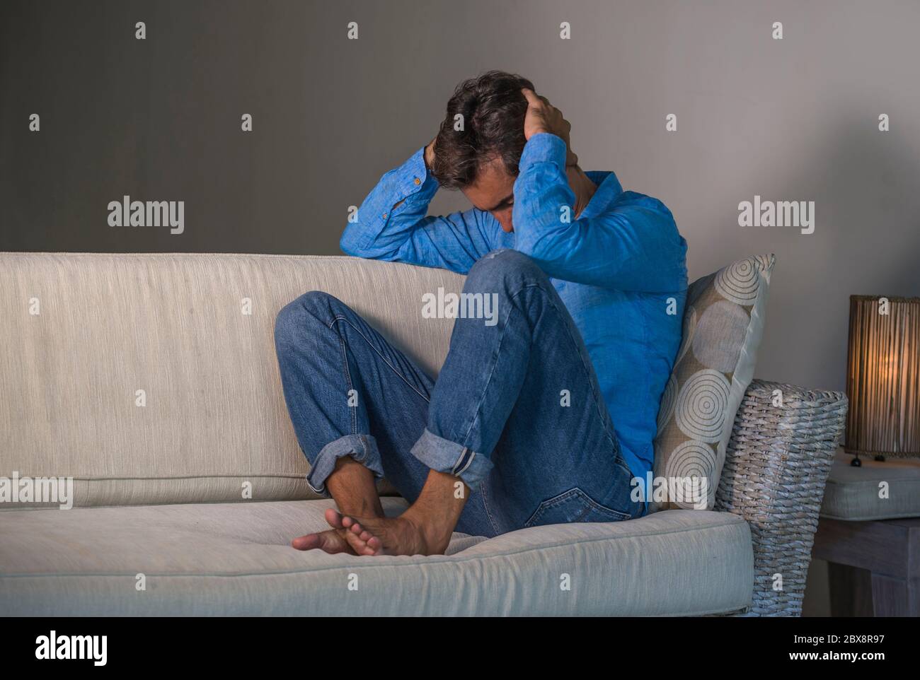 portrait de style de vie de jeune attrayant et beau triste latin homme  assis fatigué et déprimé à la maison canapé canapé se sentant submergé et  inquiet suffit Photo Stock - Alamy