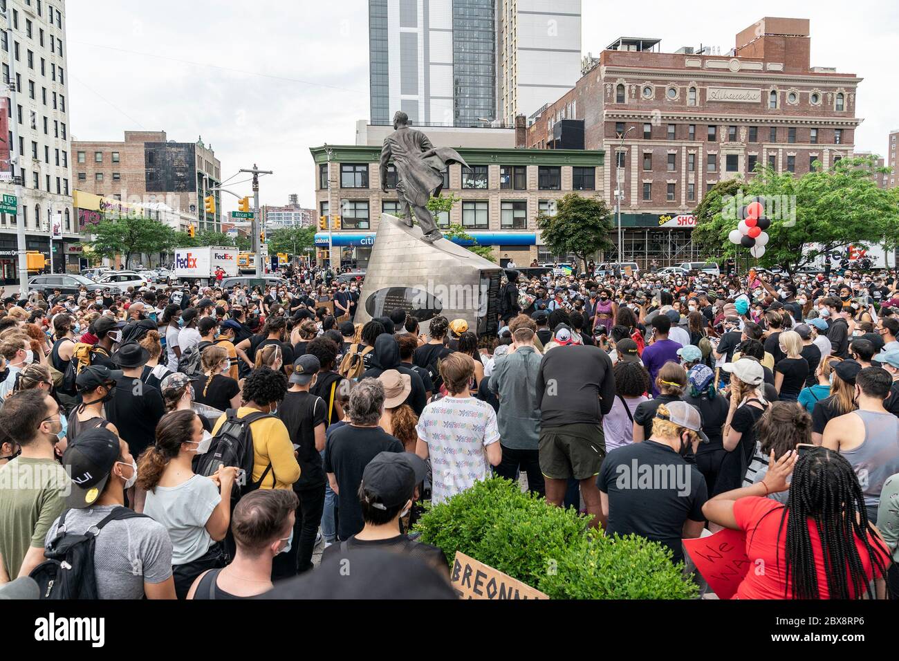 New York, États-Unis. 05e juin 2020. Des manifestants se sont rassemblés pour commémorer Breonna Taylor, tuée par la police à son 27e anniversaire sur la place africaine, sur le boulevard Adam Clayton Powell Jr à Harlem. Le nom de Taylor a été un élément dans les récentes manifestations encouragées par la chute de George Floyd, un autre afro-américain (photo de Lev Radin/Pacific Press) crédit: Pacific Press Agency/Alay Live News Banque D'Images