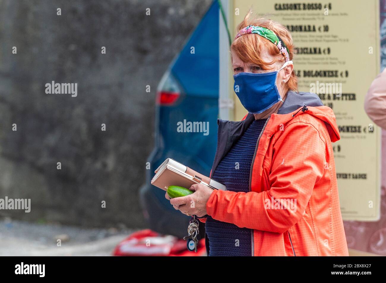 Bandon, West Cork, Irlande. 6 juin 2020. Une femme du marché agricole de Bandon porte un masque pour se protéger contre Covid-19. Crédit : AG News/Alay Live News Banque D'Images