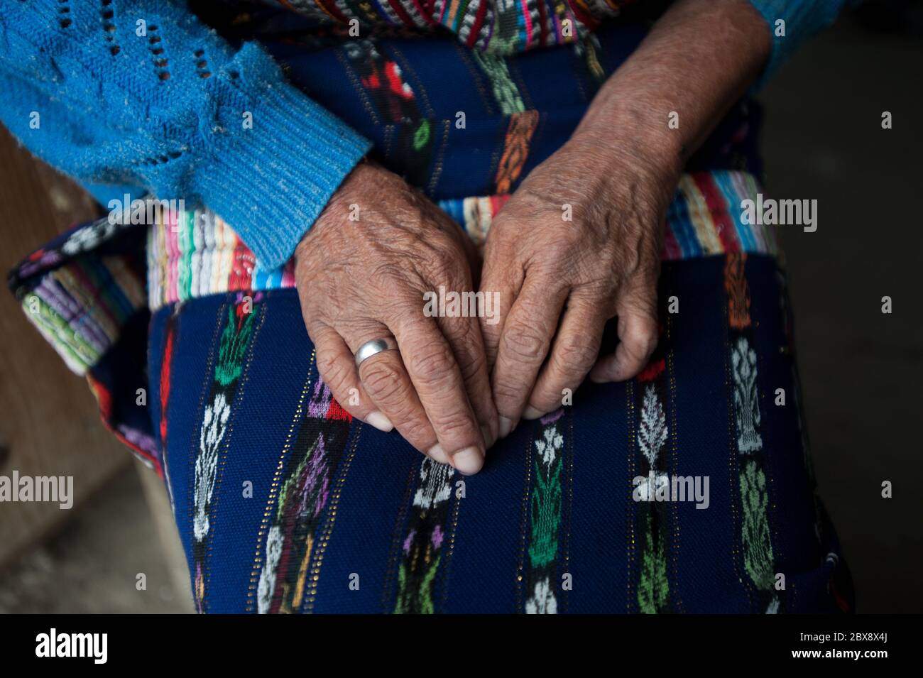 Mains d'une femme autochtone maya à San Jorge la Laguna, Solola, Guatemala. Banque D'Images
