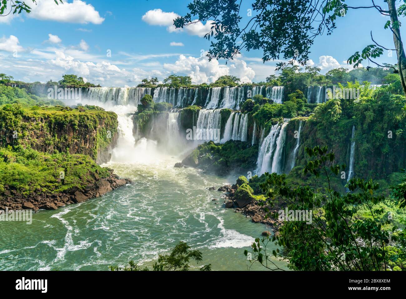 Partie des chutes d'Iguazu vue depuis le parc national argentin Banque D'Images