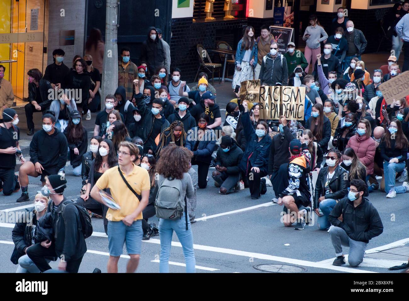 Sydney Australie 6 2020 juin, rassemblement de protestation contre les morts noires en détention et les vies noires importantes, à 4:30 plus de 10,000 manifestants se sont mis à genoux Banque D'Images