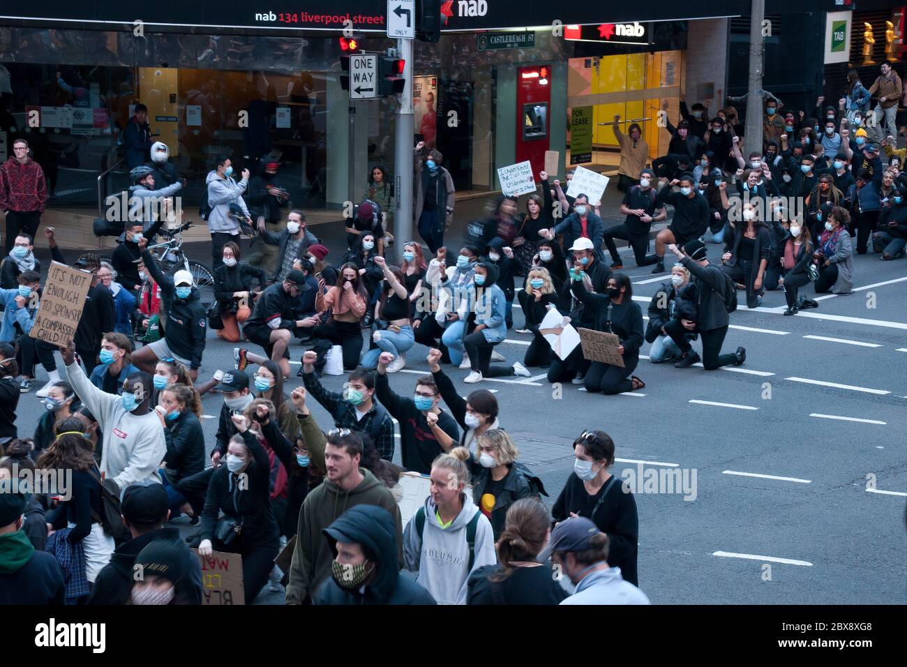 Sydney Australie 6 2020 juin, rassemblement de protestation contre les morts noires en détention et les vies noires importantes, à 4:30 plus de 10,000 manifestants se sont mis à genoux Banque D'Images