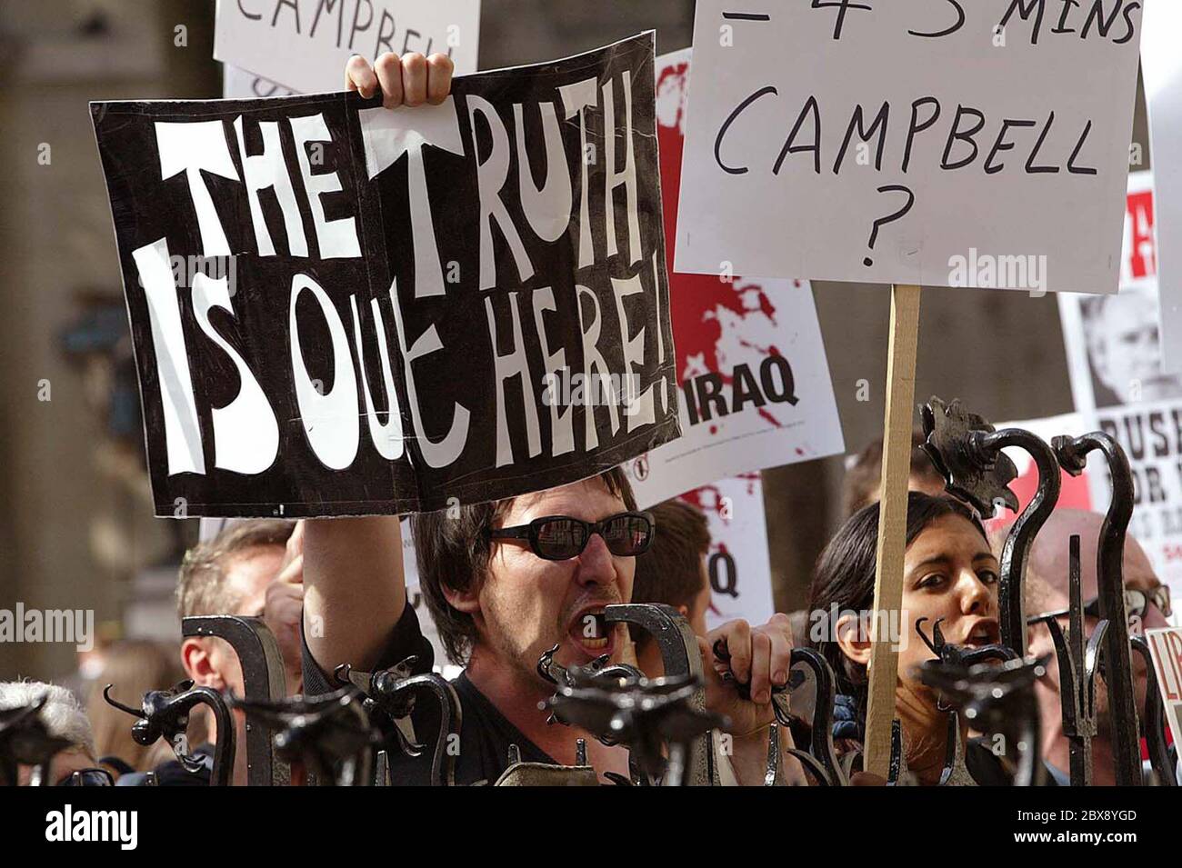 Alistair Campbell, directeur des communications au Premier ministre britannique Tony Blair, arrive devant les cours royales de justice pour témoigner de l'enquête Hutton sur le décès de l'expert en armes du gouvernement, le Dr David Kelly, à Londres, le 19 août 2003. Une enquête potentiellement explosive sur le suicide du scientifique britannique Kelly questionnera mardi l'homme droit de Blair Campbell sur l'affaire de la guerre en Irak et de la mort du scientifique. Photo : James Boardman Photographie de presse. Banque D'Images