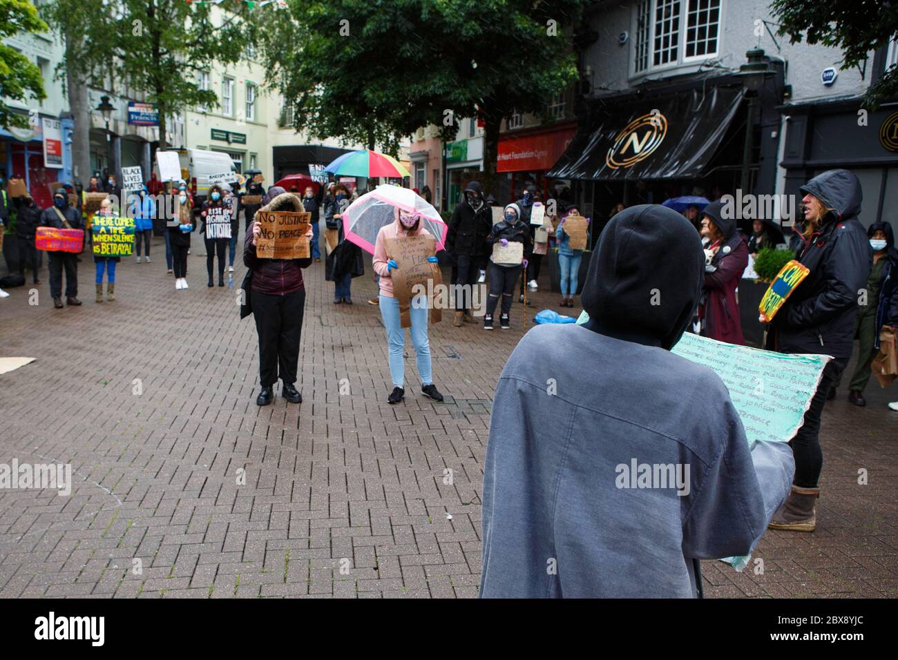 Carmarthen, Royaume-Uni. 6 juin 2020. Les gens de Carmarthen protestent en faveur du mouvement Black Lives Matter. Crédit: Gruffydd Ll. Thomas/Alay Live News Banque D'Images