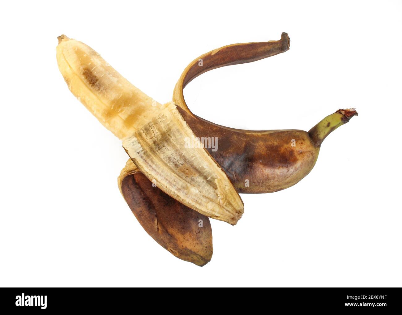 Ancienne banane ?� moiti?� pel?�e et isol?�e sur fond blanc. Fruits biologiques tropicaux Photo 