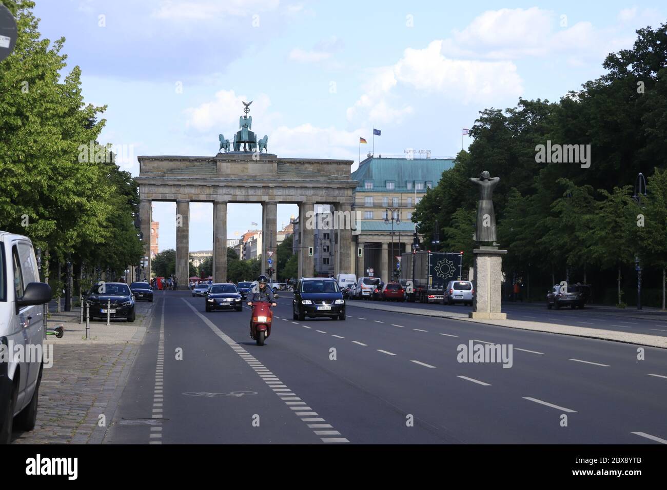 Berlin, Allemagne - 02 juillet 2020 : vue de la Strasse des 17. Juni et porte de Brandebourg Banque D'Images