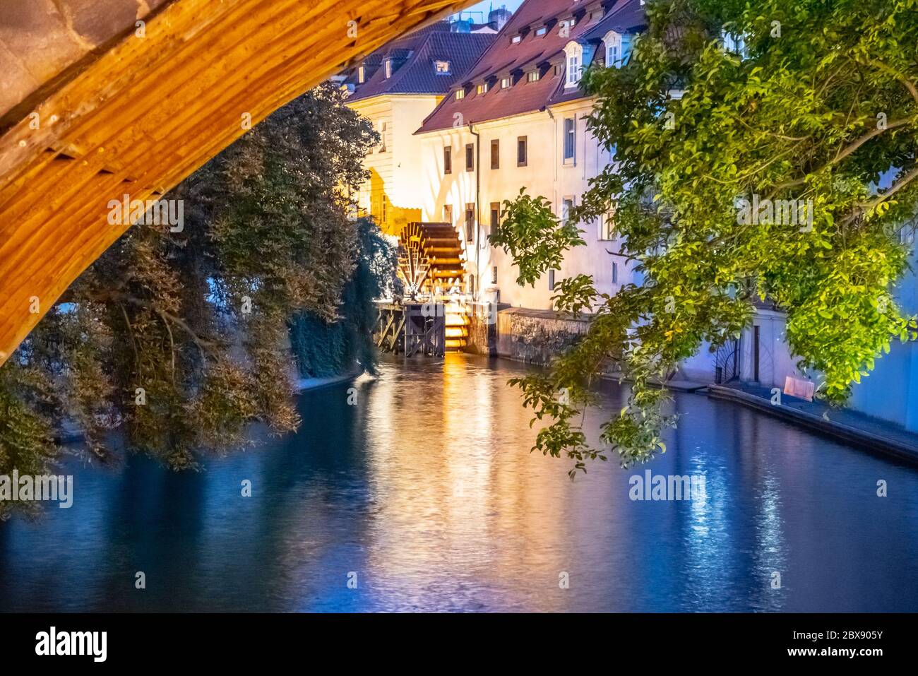 Rivière Certovka et ancien moulin à eau sous le pont Charles, petite ville de Prague, République tchèque. Banque D'Images