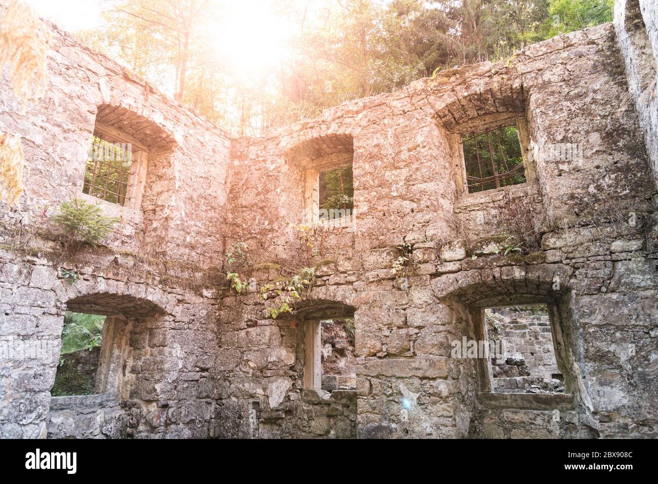 Ruines du moulin de Dolsky, Dolsky mlyn, à la rivière Kamenice dans le parc national de la Suisse de Bohême, République tchèque. Banque D'Images