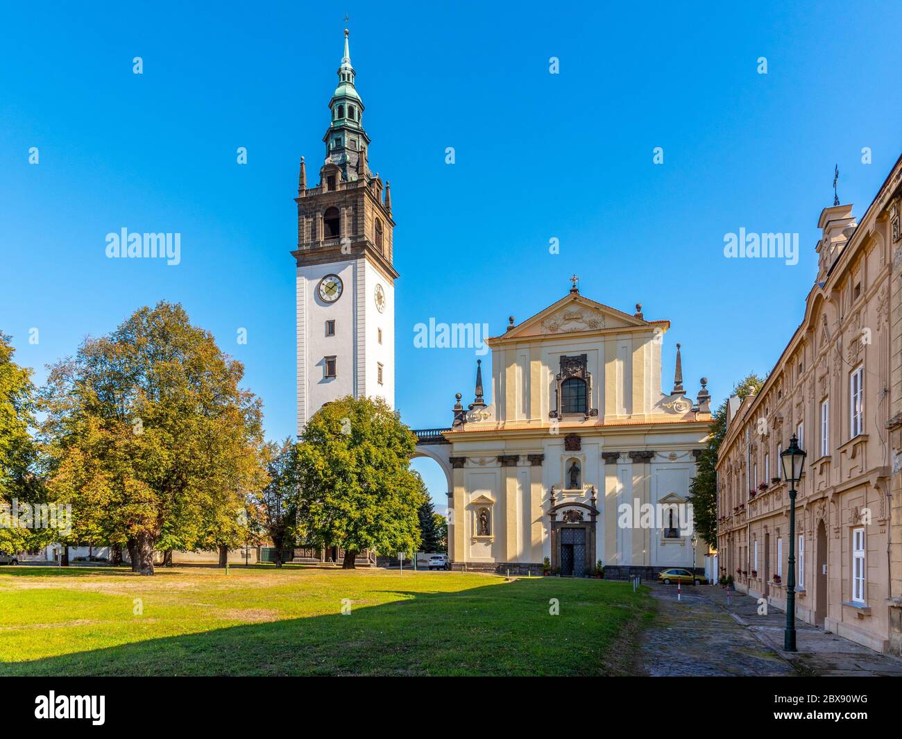 Cathédrale baroque Saint-Étienne avec clocher sur la place de la cathédrale à Litomerice, République tchèque. Banque D'Images