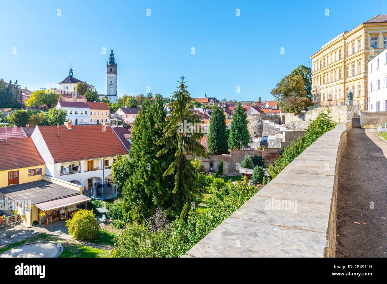 Paysage urbain avec cathédrale baroque Saint-Étienne et clocher, Litomerice, République tchèque. Vue depuis les murs de fortification et baileys. Banque D'Images
