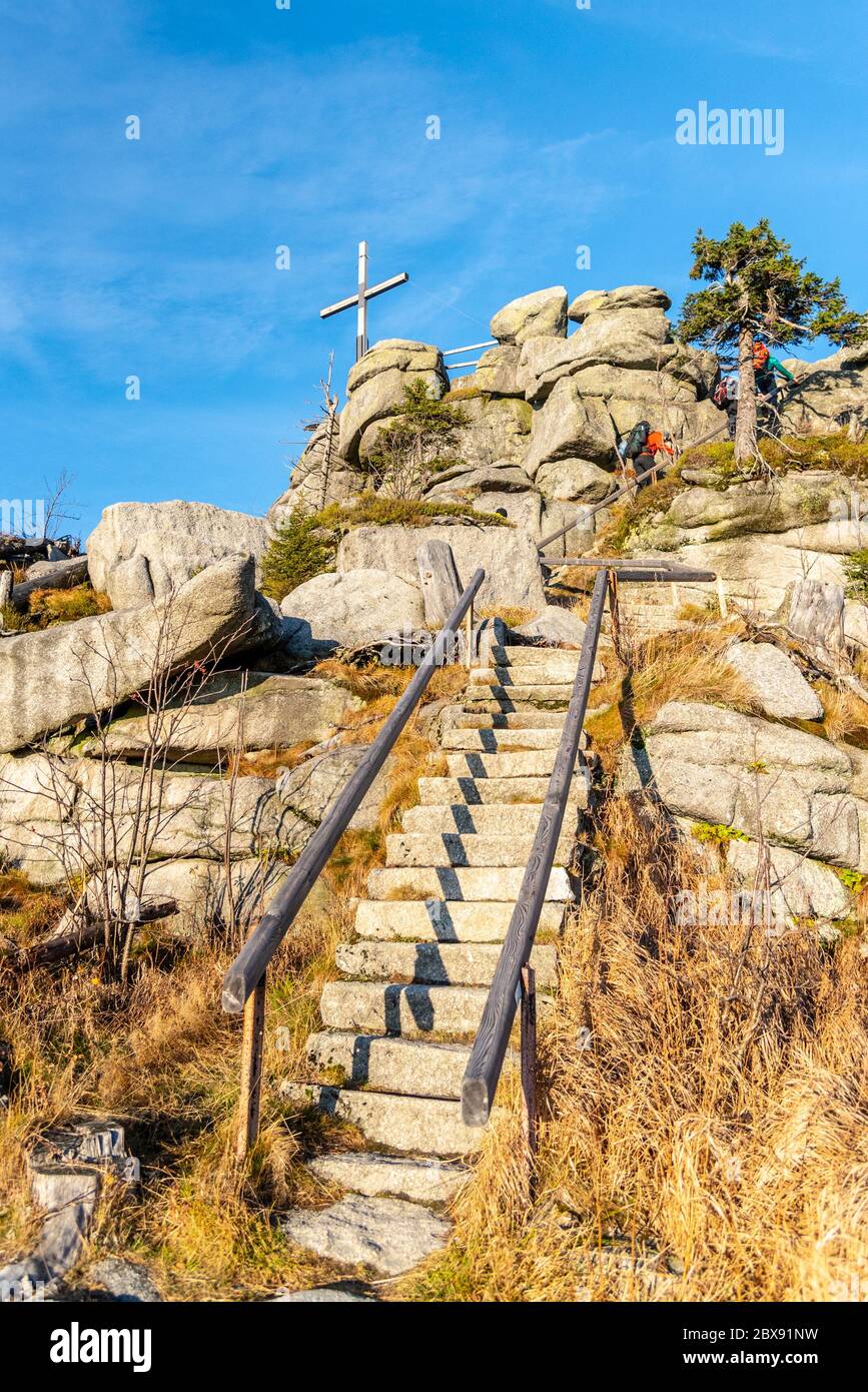 Formation de roche en granit avec croix en bois sur le sommet de Hochstein près de Dreisesselberg, Tristolicnik. Frontière entre Bayerische Wald en Allemagne et le parc national de Sumava en République tchèque. Banque D'Images