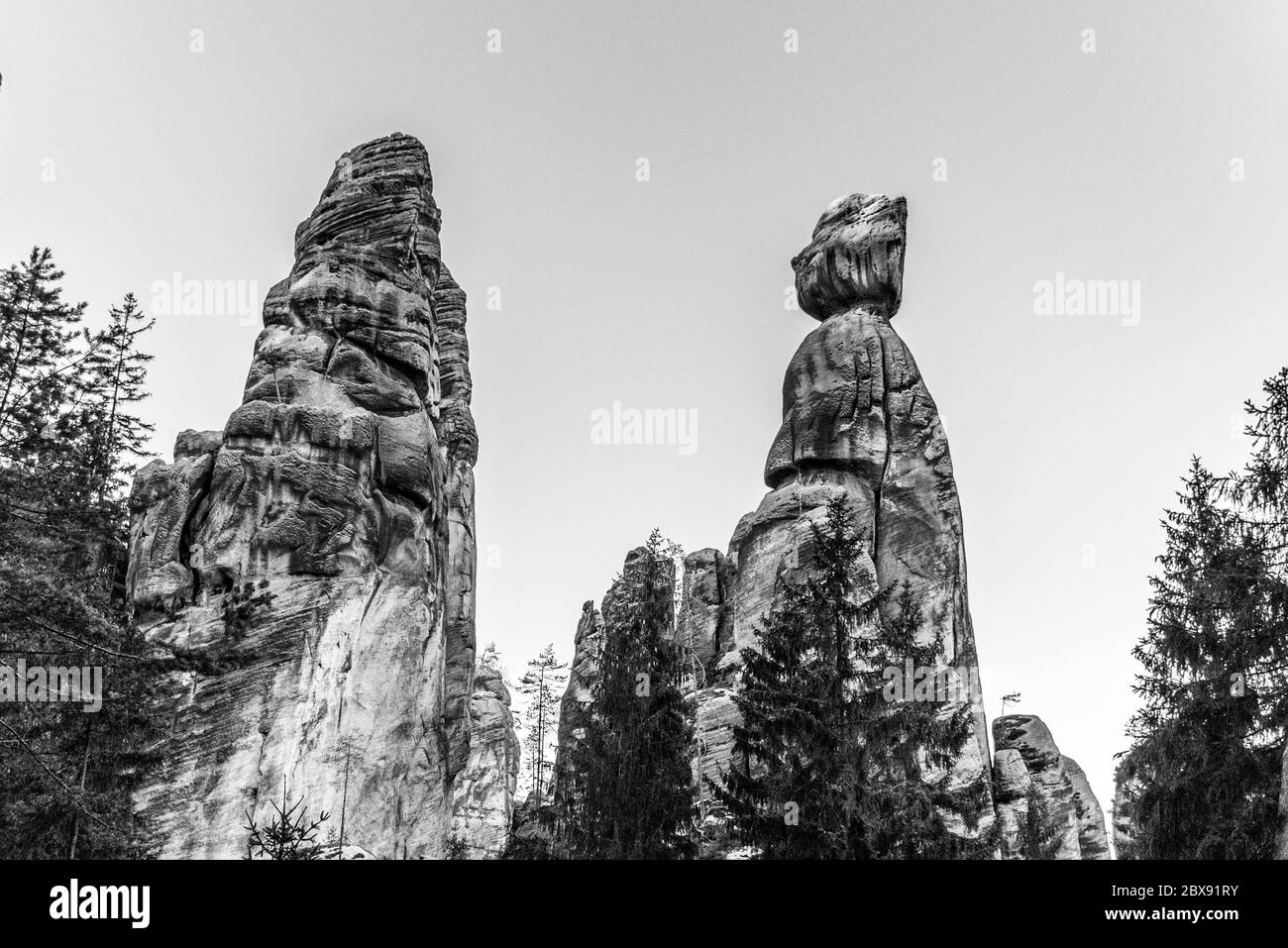Maire et sa femme. Formation de grès à Adrspach Rocks, République tchèque. Image en noir et blanc. Banque D'Images