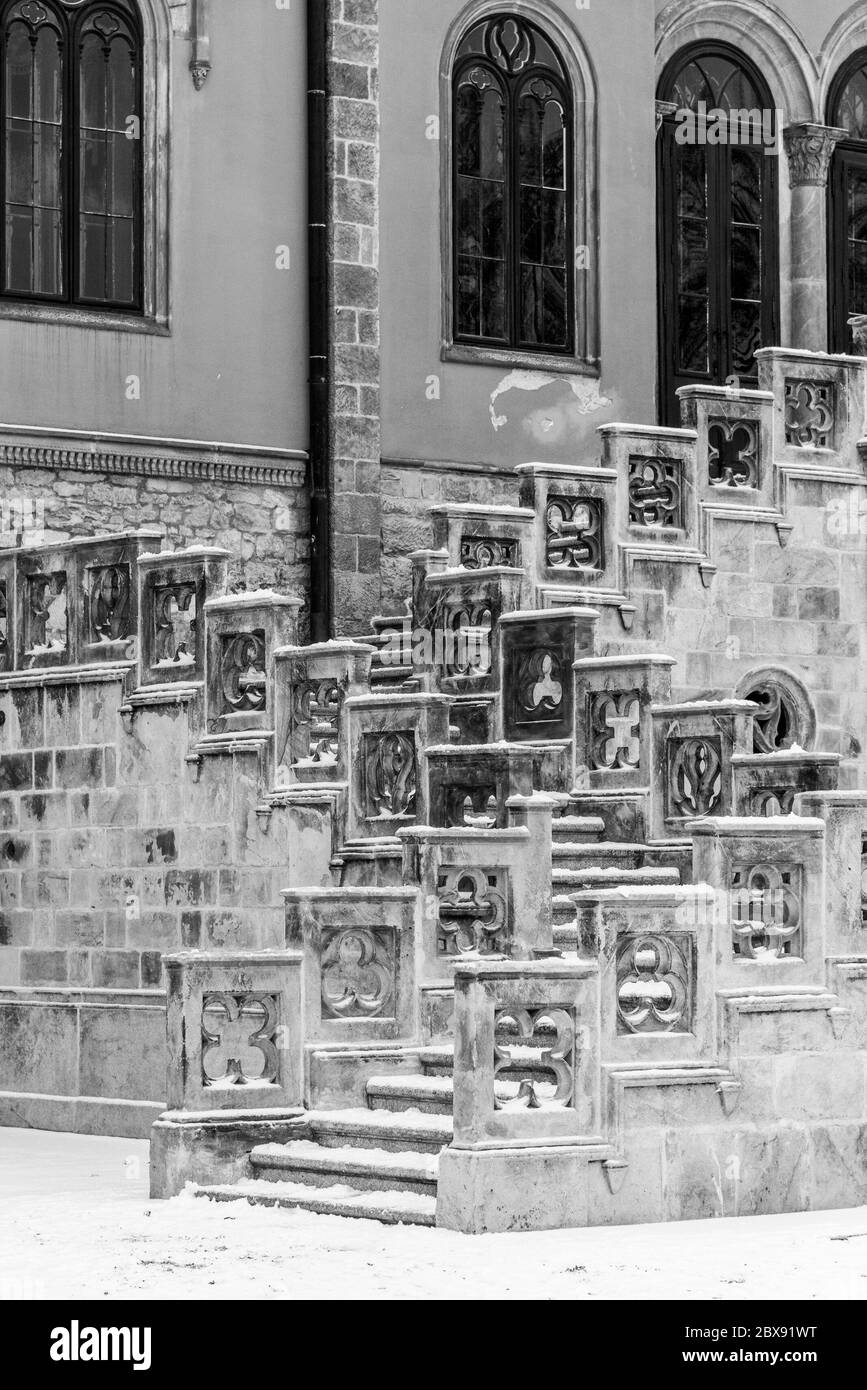 Vue rapprochée de l'ancien escalier du château ornemental du château de Sychrov en hiver. République tchèque. Image en noir et blanc. Banque D'Images