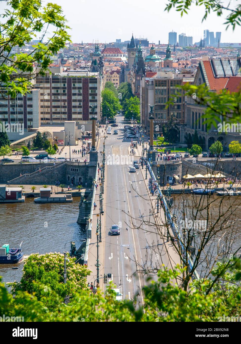 Pont Cech sur la Vltava et la rue Parizska à Prague, République Tchèque. Banque D'Images