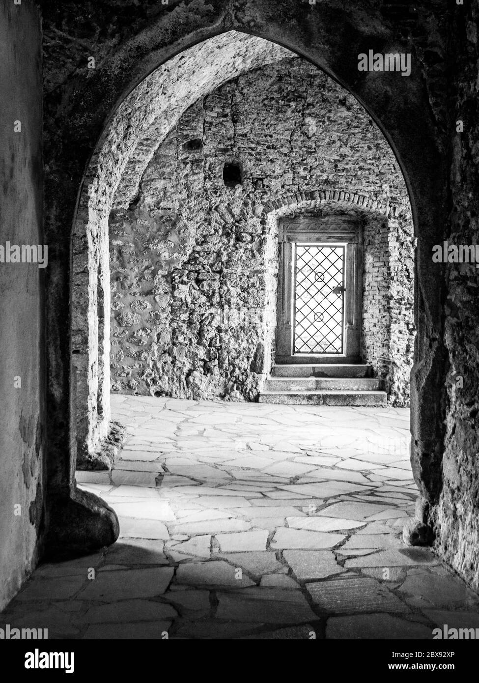 Arches gothiques anciennes dans les ruines du château. Image en noir et blanc. Banque D'Images