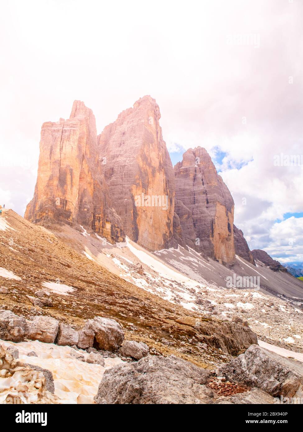 Tre Cime di Lavaredo, alias Drei Zinnen, formation de roches dans les Dolomites, Italie. Banque D'Images