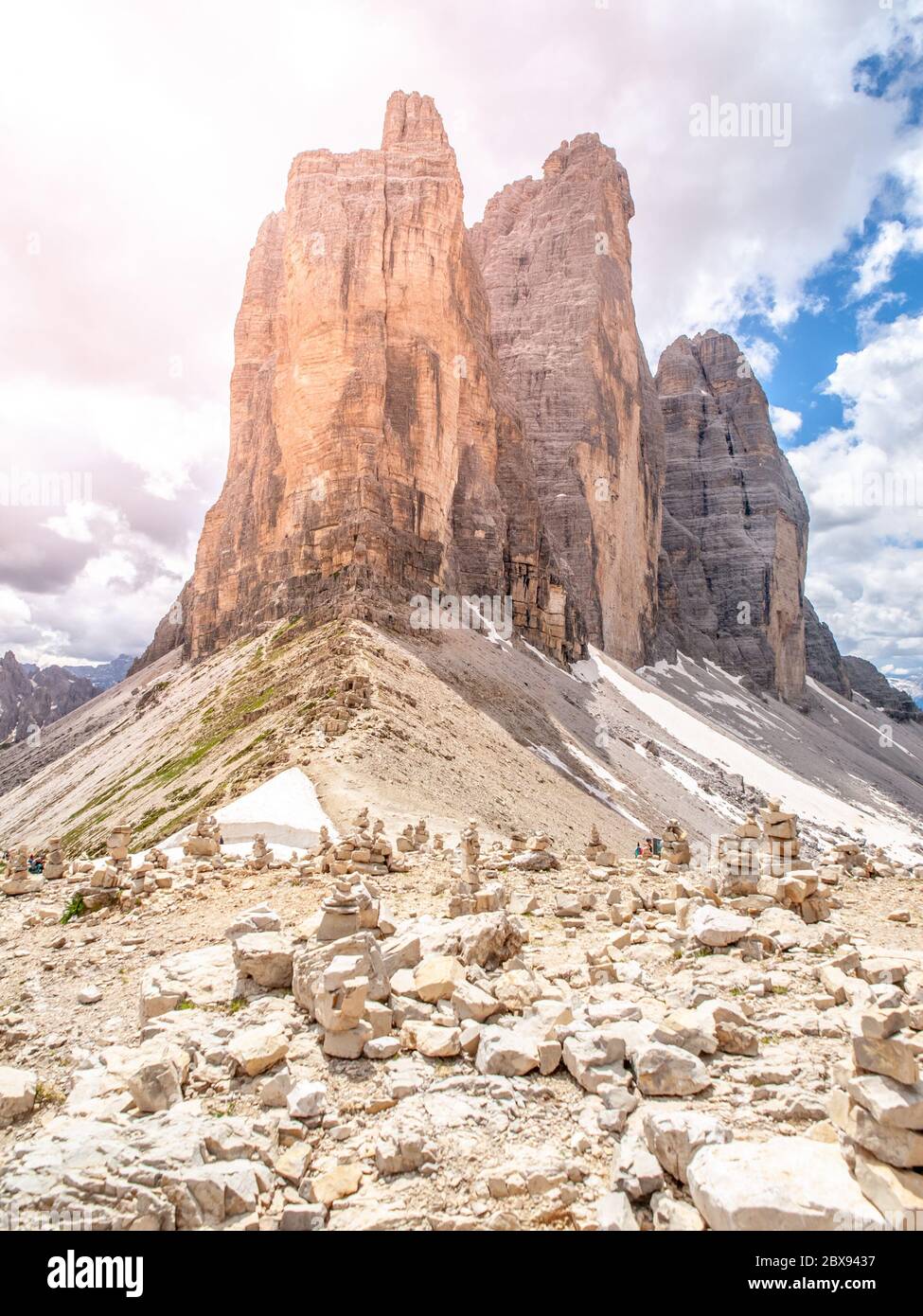 Tre Cime di Lavaredo, alias Drei Zinnen, formation de roches dans les Dolomites, Italie. Banque D'Images