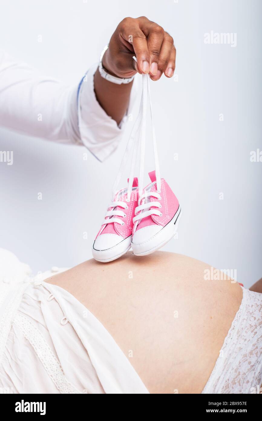 Couple Enceinte Amoureux Du Ventre De Bebe Mains Sur Ventre Bebe Bosse Mari Main Enceinte Ventre Photo Stock Alamy