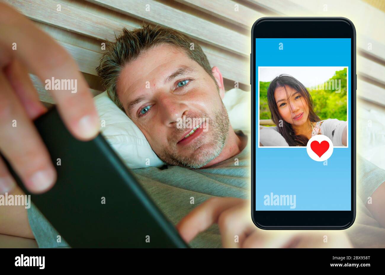 Jeune beau et heureux homme utilisant les médias sociaux Internet sur le téléphone mobile recherche amour flirting et datant en ligne envoyer comme à beau Chi asiatique Banque D'Images