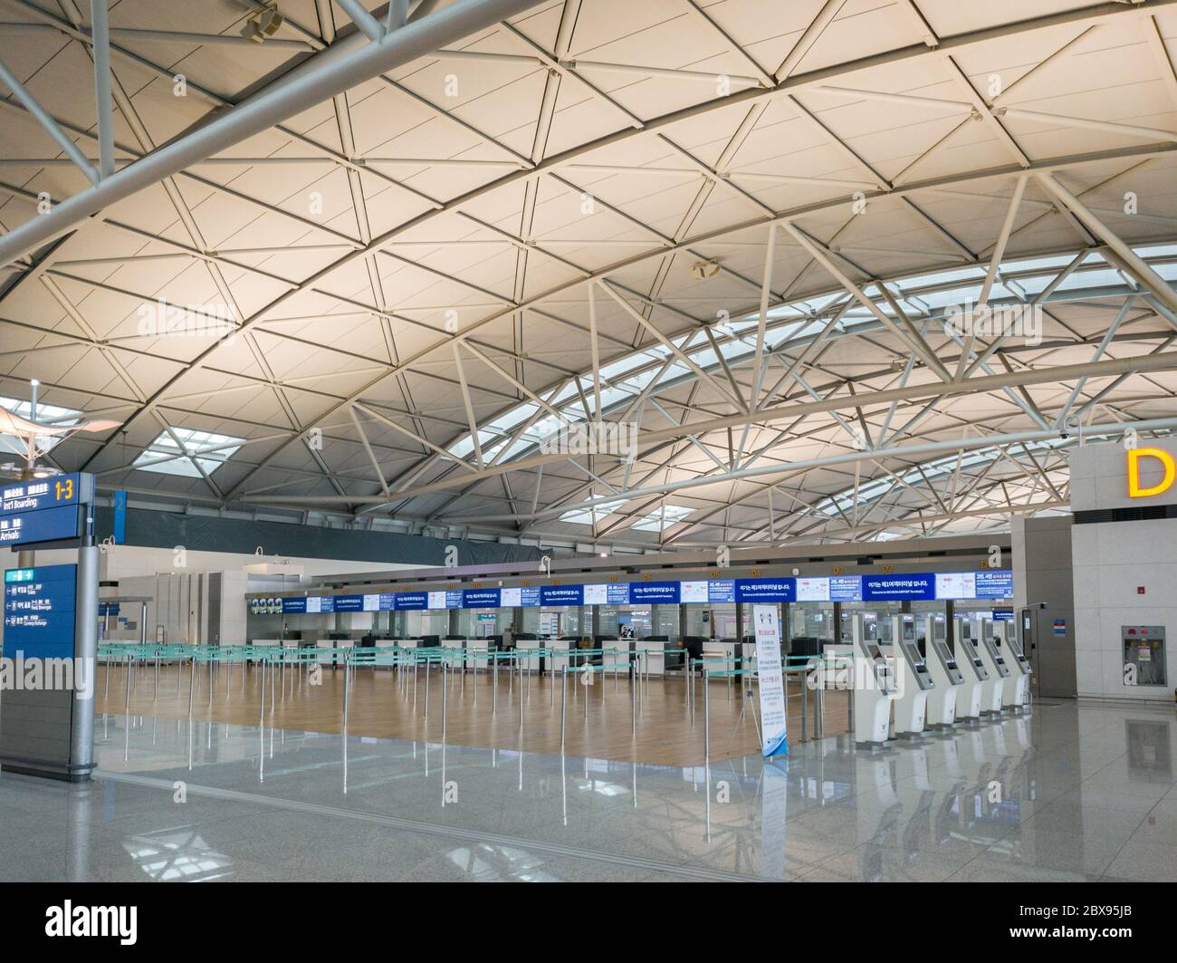 Incheon, Corée du Sud - guichet d'enregistrement vide à l'aéroport international Incheon de Séoul en cas d'épidémie de coronavirus. COVID-19 frappe la compagnie aérienne indsutry. Banque D'Images