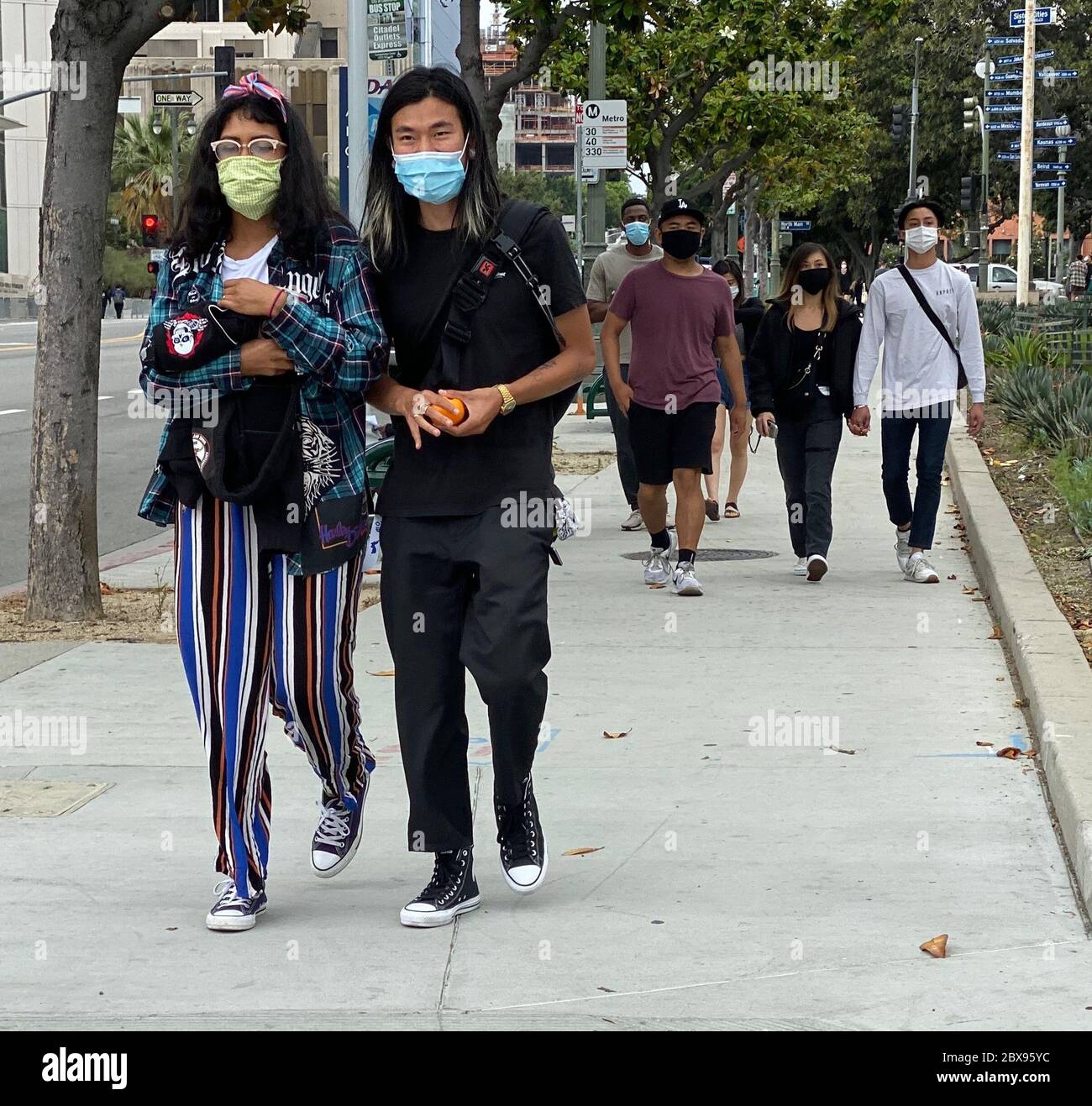 Los Angeles, Californie, États-Unis. 5 juin 2020. Des milliers de personnes ont assisté à la manifestation pacifique et optimiste et ont défilé au ministère de la Justice, Los Angeles le 5 juin, en hommage à George Flloyd, Breonna Taylor, Ahmaud Arbery et à d'innombrables autres Afro-Américains morts aux mains de la brutalité et du racisme de la police. Des centaines de gardes et de policiers ont patrouillé la scène, depuis le sol, les drones et les hélicoptères. Crédit : Amy Katz/ZUMA Wire/Alay Live News Banque D'Images