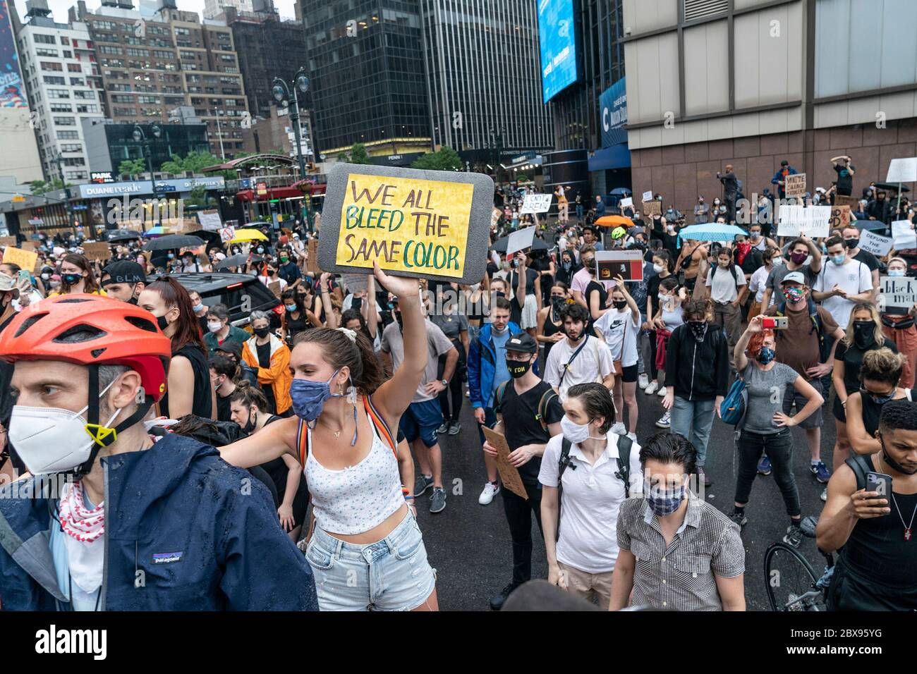 New York, États-Unis. 05e juin 2020. Des manifestants se sont rassemblés pendant la Black Lives et protestent sur les marches du bâtiment James A. Farley à New York le 5 juin 2020. (Photo de Lev Radin/Sipa USA) crédit: SIPA USA/Alay Live News Banque D'Images