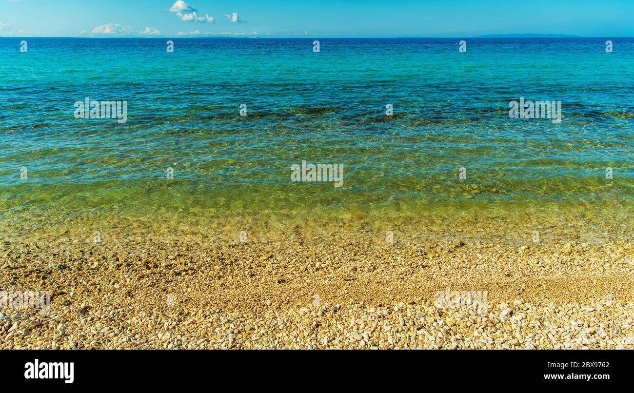 Mer Méditerranée croate Rocky Coastal Beach. Novalja, Croatie du Nord. Banque D'Images