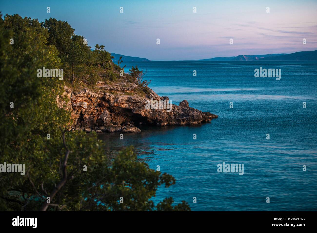 Nord de la Croatie. Soirée pittoresque et la côte de la mer de Croatie. Mer Méditerranée. Banque D'Images