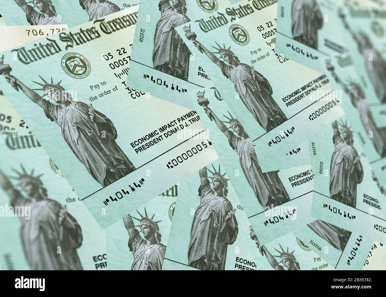 Pile de chèques d'allégement de l'impact économique provenant du revenu interne des États-Unis. Virus gouvernemental épidémie aidant paiement. Banque D'Images