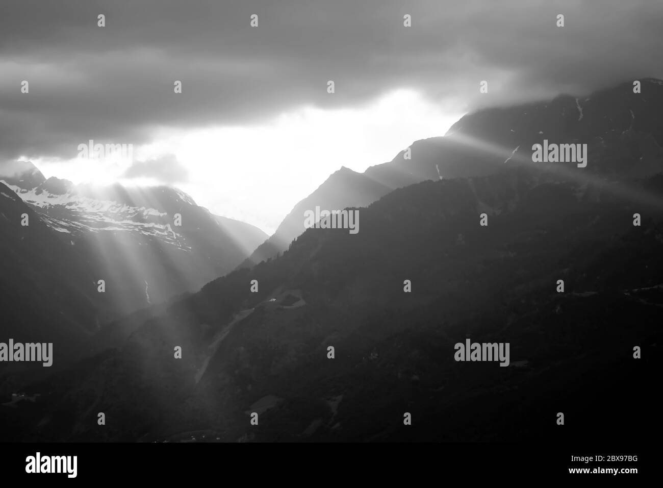 Alpes italiennes entourant la ville de Merano, Tyrol du Sud, Italie. Photographie en noir et blanc, niveaux de gris. Banque D'Images