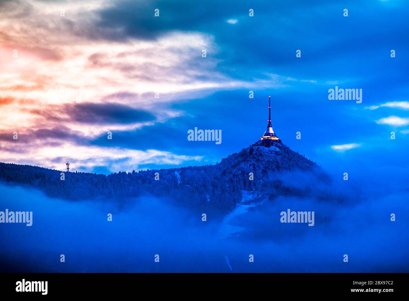 Tour et hôtel de l'émetteur à panneaux lumineux. Soirée bleu ciel à Liberec, République Tchèque. Banque D'Images