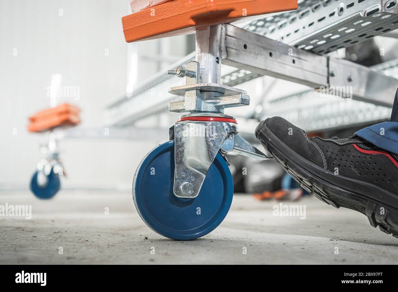 Équipement industriel. Soutien à la construction. Système de freinage mobile pour échafaudage en gros plan Banque D'Images