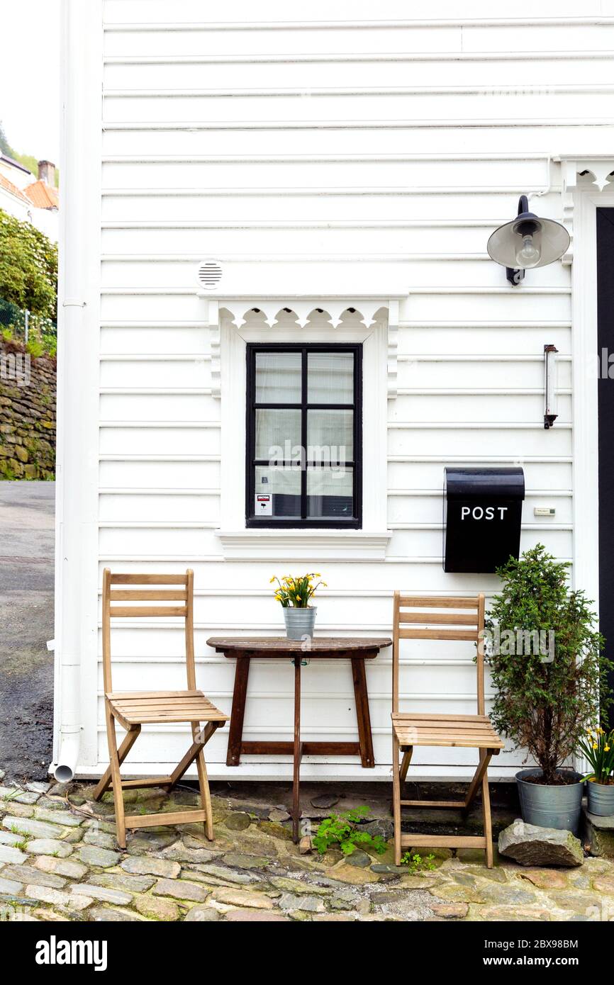 Deux chaises et une table à l'extérieur d'une maison typiquement norvégienne dans le quartier de Stølen, Bergen, Norvège Banque D'Images