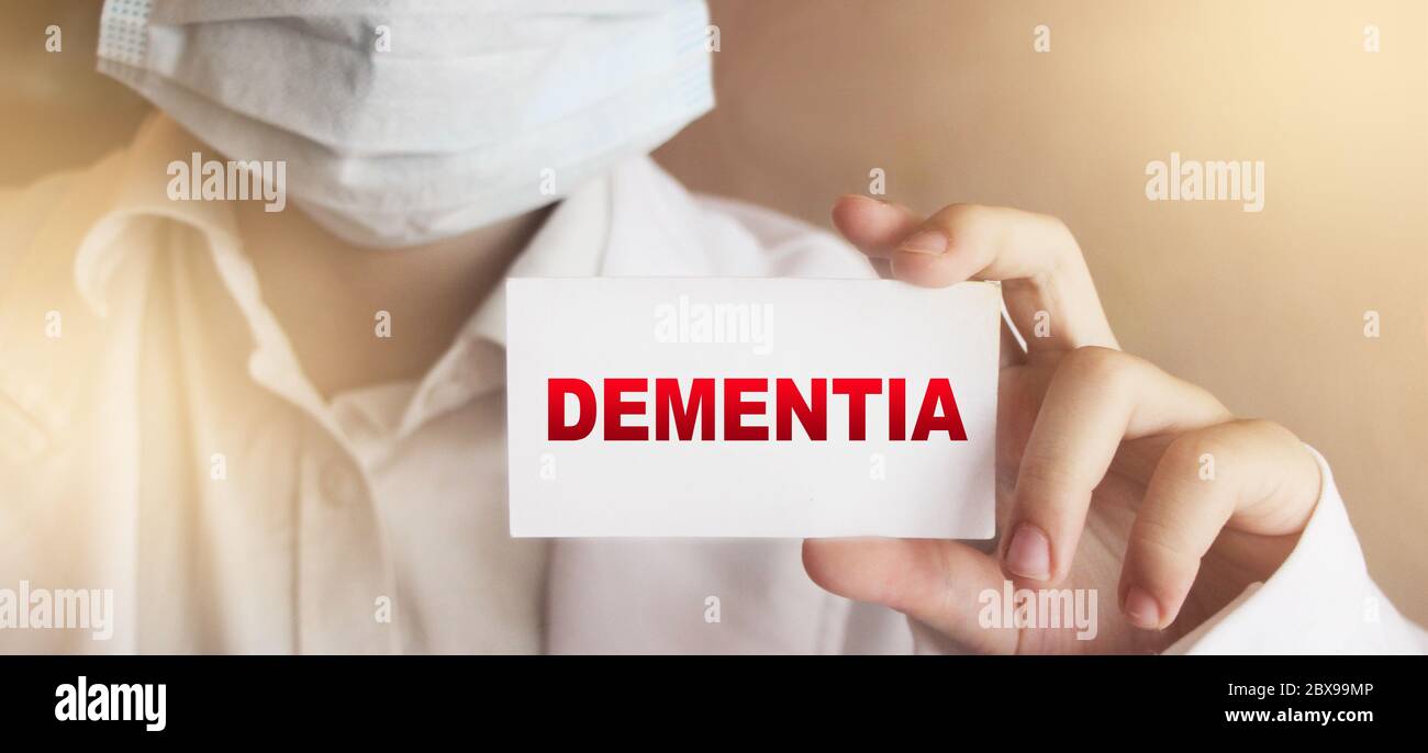 Le médecin garde une carte avec le nom du diagnostic - démence. Mise au point sélective. Concept médical Banque D'Images