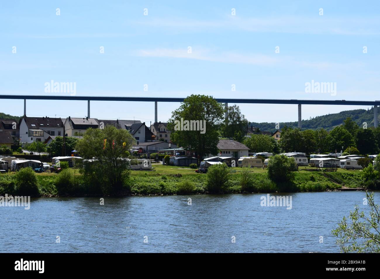 Blick über das Moseltal mit Hochmoselübergang Banque D'Images