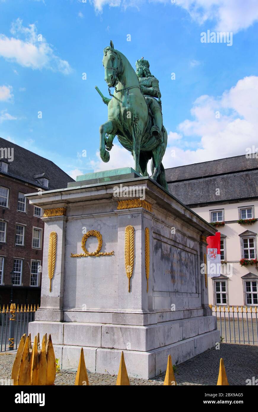 Statue équestre de Jan Wellem érigée en 1711 par le sculpteur Gabriel Grupello sur la place du marché de Düsseldorf, avec hôtel de ville en arrière-plan. Banque D'Images