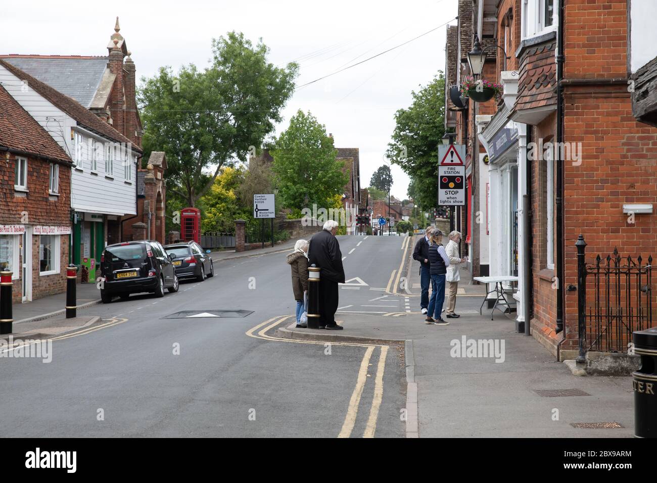 Edenbridge,Kent,UK,6 juin 2020,Edenbridge High Street reste déserté un samedi après-midi, cette petite rue haute serait normalement animée par des acheteurs, mais cinq personnes faisaient la queue devant un mini-marché.Credit:Keith Larby/Alay Live News Banque D'Images