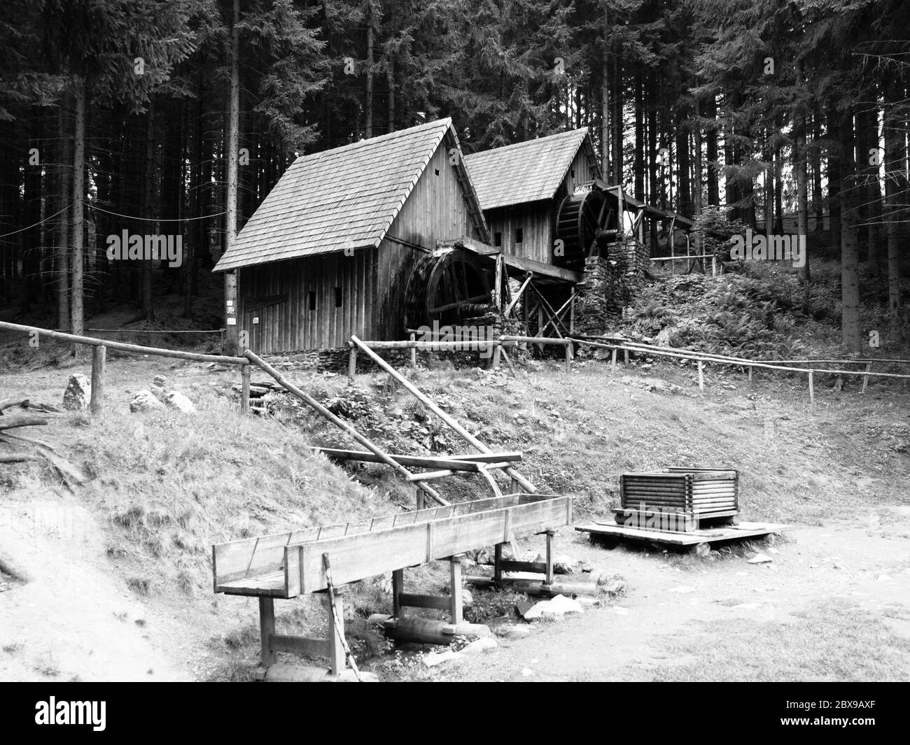 Moulins à minerai d'or. Moulins à eau en bois médiévaux à Zlate Hory, République tchèque. Image en noir et blanc. Banque D'Images