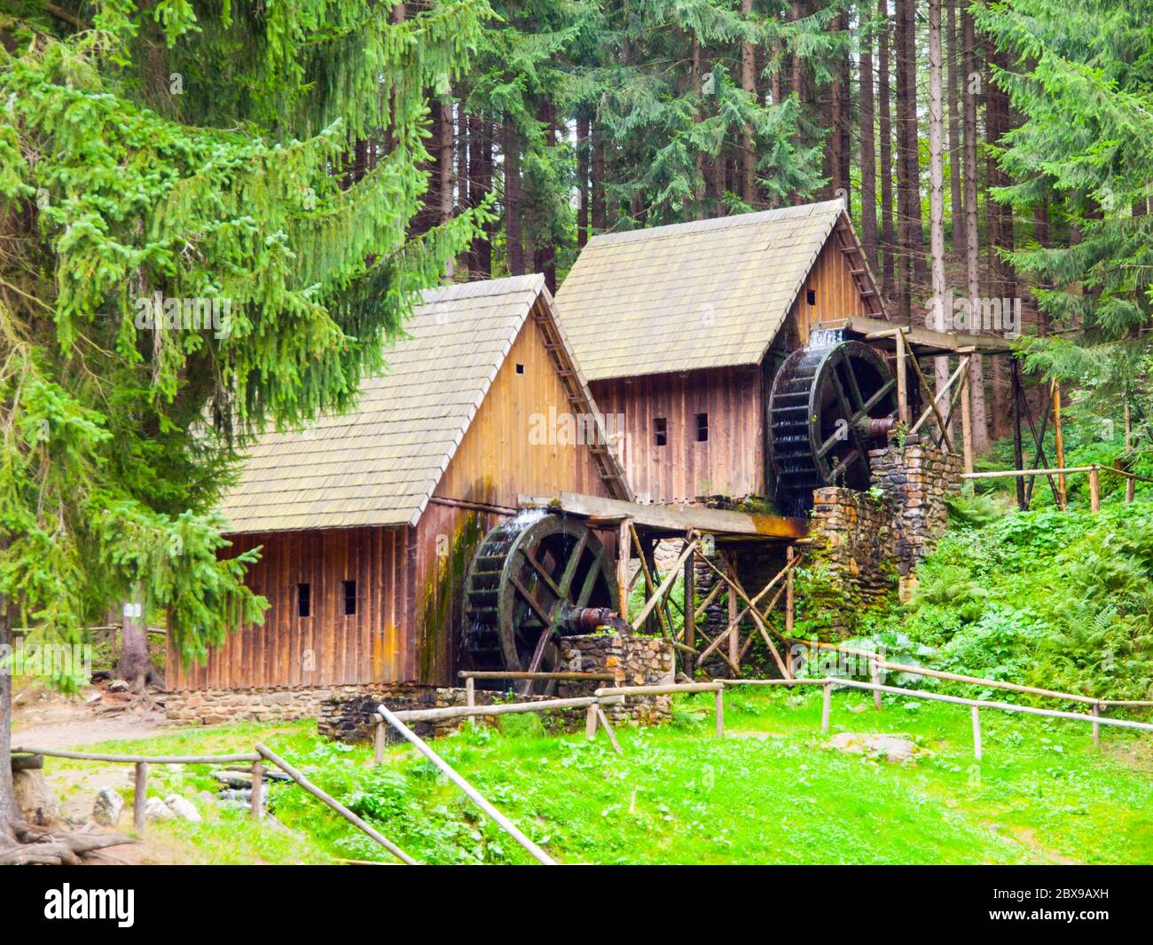 Moulins à minerai d'or. Moulins à eau en bois médiévaux à Zlate Hory, République tchèque. Banque D'Images