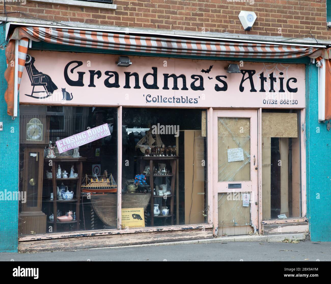 Edenbridge,Kent,UK,6 juin 2020,Edenbridge High Street reste déserte un samedi après-midi, cette petite rue haute serait normalement animée avec des clients. Les magasins prévoient maintenant rouvrir le 15 juin 2020, comme l'ont indiqué les directives gouvernementales.Credit:Keith Larby/Alay Live News Banque D'Images