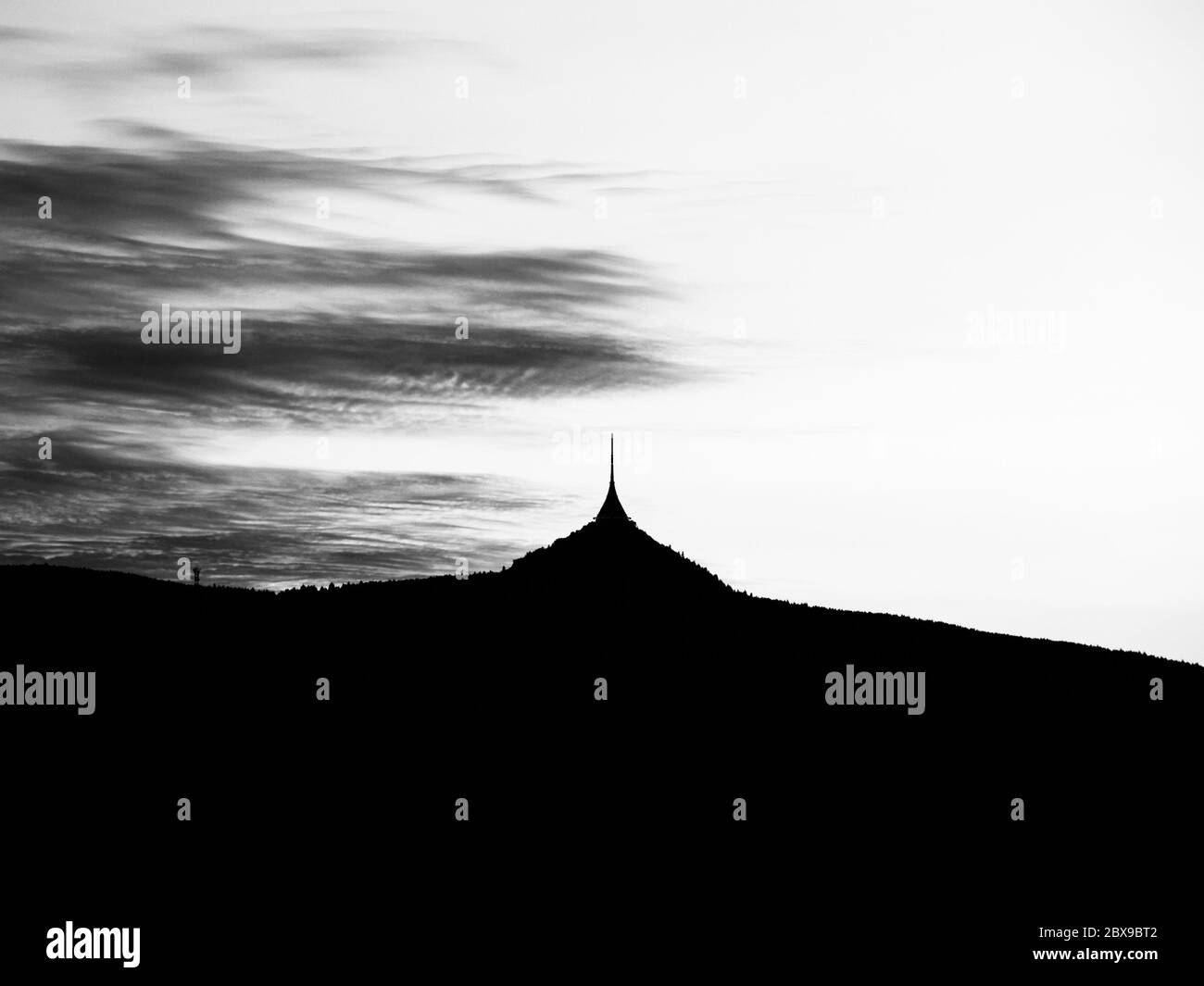 Silhouette de montagne de la montagne de la Jested au coucher du soleil, Liberec, République Tchèque. Image en noir et blanc. Banque D'Images