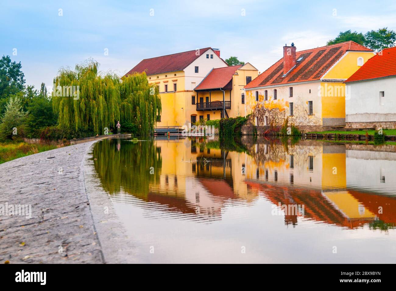 Ancien moulin à papier dans l'eau, Putim, Bohême du Sud, République tchèque. Banque D'Images