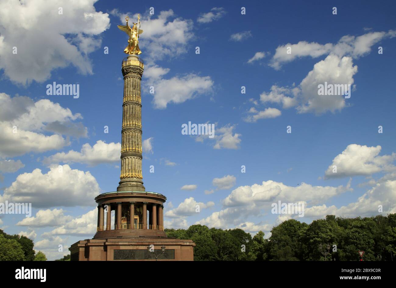 Colonne de la victoire à Berlin Allemagne au soleil avec des nuages blancs Banque D'Images