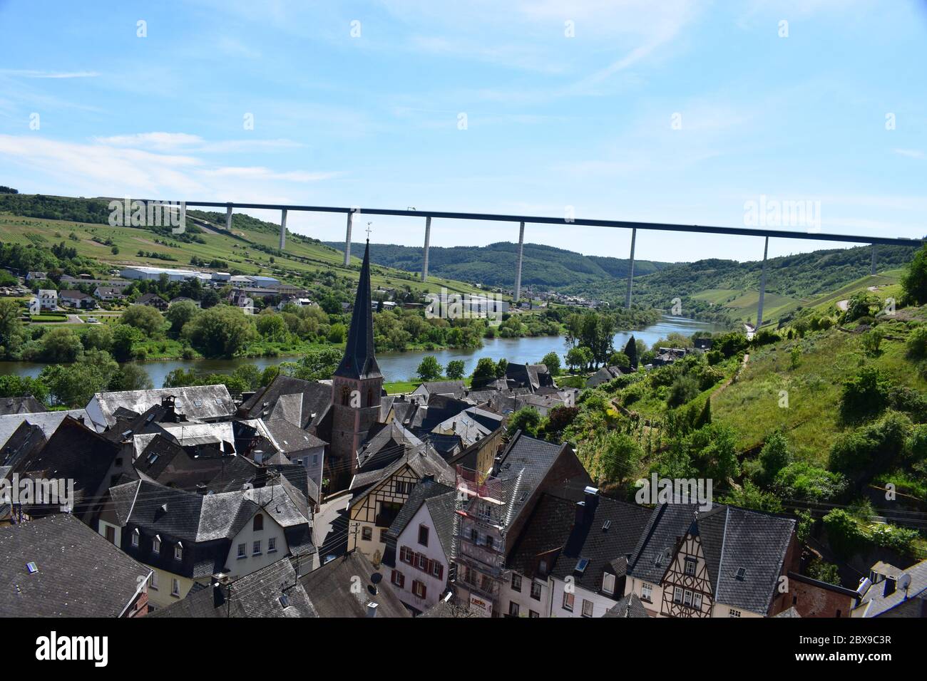 Blick über das Moseltal mit Hochmoselübergang Banque D'Images